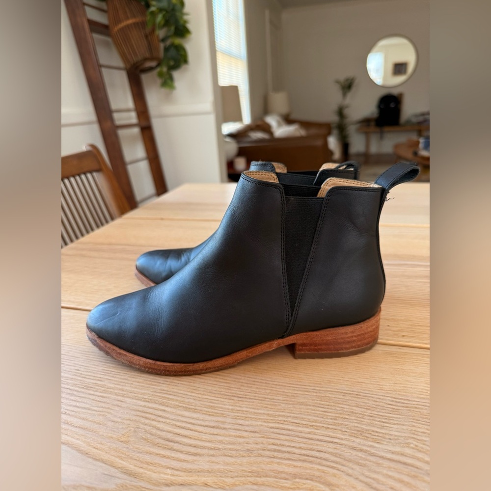 Nisolo Eva Chelsea Boot - black leather size 6